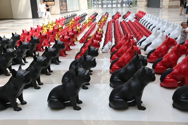 2018 日の中国北東部の遼寧省瀋陽市のショッピング モールでディスプレイ上のブルドッグの彫刻が並んでいます — ストック写真