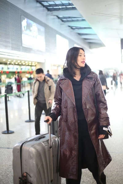 中国名模刘文在中国上海虹桥国际机场合影 — 图库照片