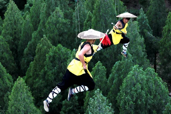 Kung Dövüş Sanatları Shaolin Kung Metre Yükseklikte Bağlama Şarkı Dengfeng — Stok fotoğraf