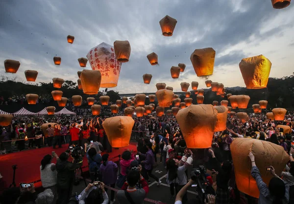Taiwan Out Taiwanese Foreign Tourists Release Lanterns Sky Hopes Good — Stock Photo, Image