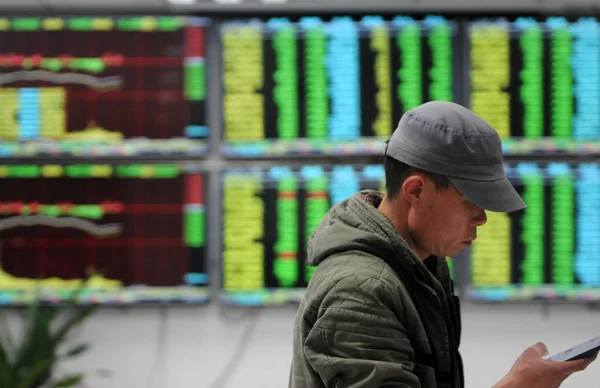 Chinese Investor Walks Screen Displaying Stock Indices Prices Shares Red — Stock Photo, Image