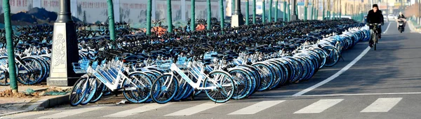 Ποδήλατα Hellobike Και Άλλες Κινεζικές Υπηρεσίες Ποδήλατο Επιμερισμού Παρατάσσονται Ένα — Φωτογραφία Αρχείου