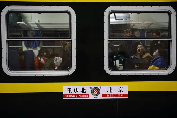 역에서 기차에 자신의 자리에 베이징 2018 — 스톡 사진