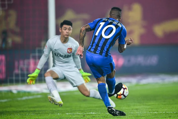 Brazylijski Piłkarz Alex Teixeira Jiangsu Suning Kopie Piłkę Strzelać Przeciwko — Zdjęcie stockowe