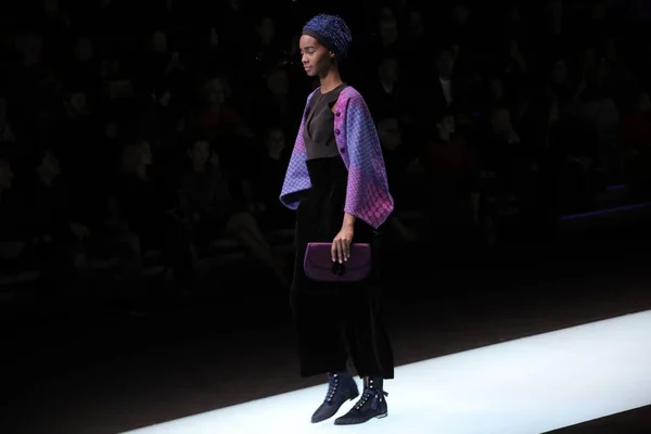 Model Displays New Creation Giorgio Armani Show Milan Fashion Week — Stock Photo, Image