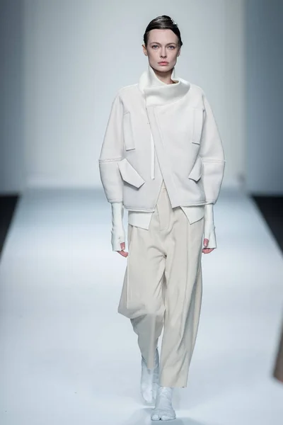 Modell Visar Skapelse Modevisning Deepmoss Den Shanghai Mode Vecka Höst — Stockfoto