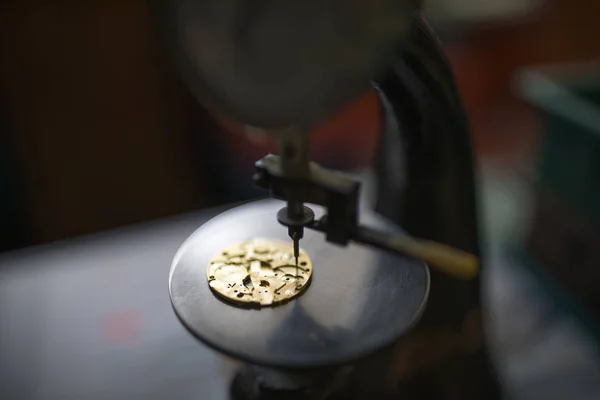 Китайский Техник Собирает Часы Китайского Часового Бренда Shanghai Watch Семинаре — стоковое фото
