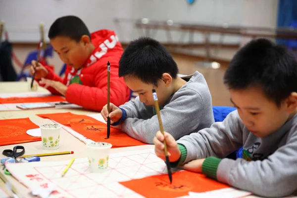Crianças Escrevem Caligrafia Chinesa Para Próximo Festival Primavera Ano Novo — Fotografia de Stock