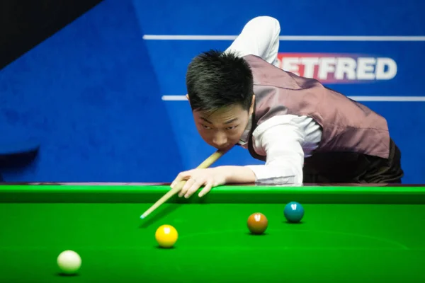 Lyu Haotian Kina Spelar Ett Skott Till Barry Hawkins England — Stockfoto