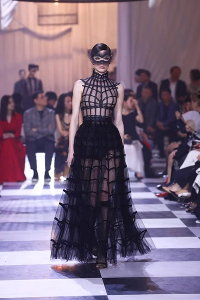 Modelo Exibe Uma Nova Criação Durante Christian Dior Spring Summer — Fotografia de Stock