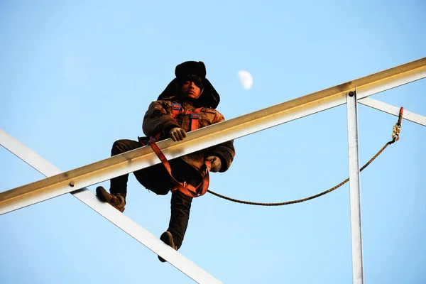 Chinese Worker Installs Electricity Pylon Freezing Temperatures Degrees Celcius Qingdao — Stock Photo, Image