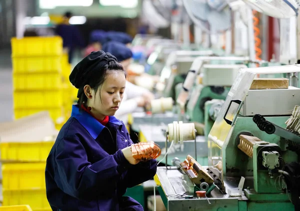 Čínští Pracující Ženy Vyrábět Komponenty Díly Elektrických Výrobků Továrně Německém — Stock fotografie