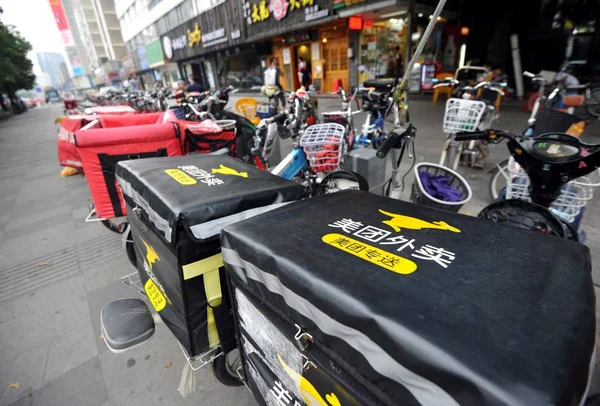 File Scooters Empresa China Entrega Alimentos Línea Meituan Están Estacionados — Foto de Stock