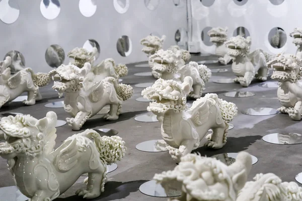 Estatuas Porcelana Blanca Con Forma Qilin Una Criatura Quimérica Amada — Foto de Stock
