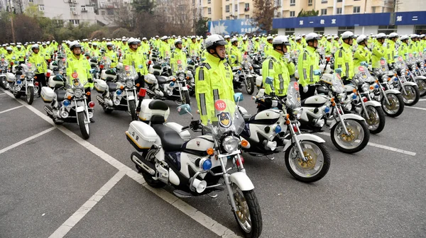 Oficiales Policía Tránsito Posan Con Nuevas Motocicletas Durante Una Ceremonia — Foto de Stock
