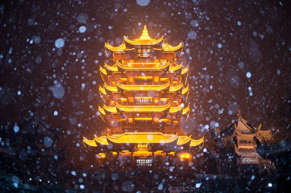 Weergave Van Illuminant Geel Kraan Tower Sneeuw Nachts Wuhan Stad — Stockfoto
