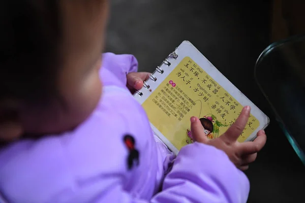 Prodigio Chino Dos Años Llamado Meiqi Lee Personajes Publicados Pared — Foto de Stock