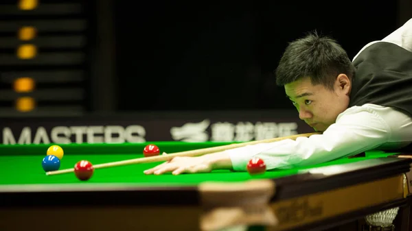 Ding Junhui Kina Spelar Ett Skott Till Ricky Walden England — Stockfoto