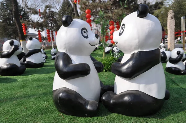 Esculturas Gigantes Panda Exhiben Pequeña Pagoda Del Ganso Salvaje Ciudad — Foto de Stock