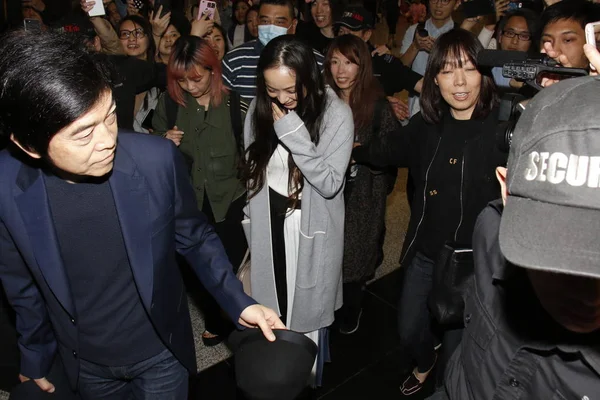 Penyanyi Jepang Namie Amuro Menuju Pintu Keluar Setelah Mendarat Bandar — Stok Foto