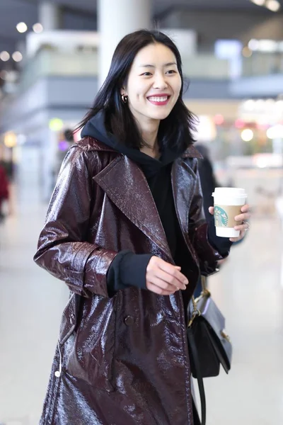 劉温家宝中国モデルは 2018 日中国 上海市に上海虹橋国際空港で描かれています — ストック写真