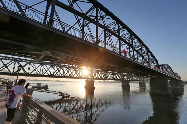 Tourists Look Far Distance Sinuiju North Korea Yalu River Broken — Stock Photo, Image