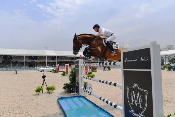 乗馬は 上海グランプリ上海ロンジン グローバル形チャンピオンズ ツアー 2018 上海での 2018 日中にオフ マッシモ Dutti — ストック写真