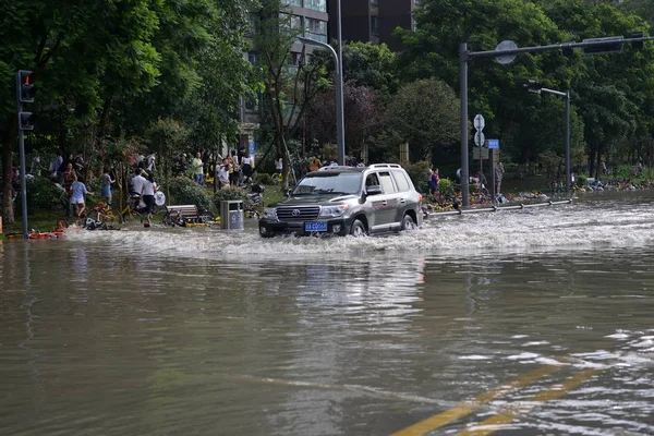 Автомобиль Едет Затопленной Дороге Вызванной Сильным Ливнем Городе Чэнду Провинция — стоковое фото