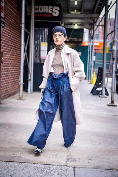 Een Trendy Voetganger Loopt Straat Tijdens Paris Fashion Week Fall — Stockfoto