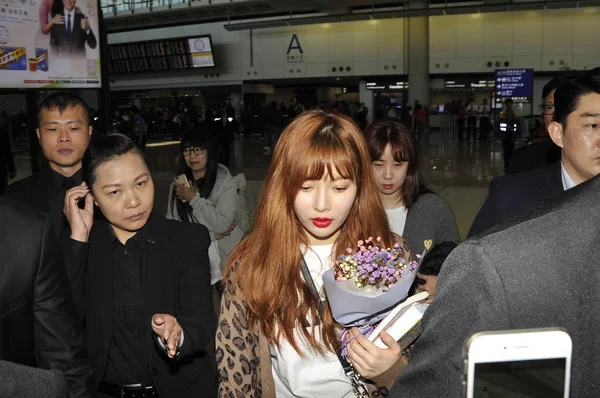 韩国歌手 舞蹈家金贤亚 玄叶光酸 的名字而闻名 她的风格是 Hyuna 2018年3月9日抵达中国香港香港国际机场时 周围都是歌迷 — 图库照片