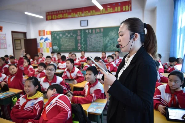 Students Use Tablet Have Lesson Classroom Primary School Langfang City — стоковое фото