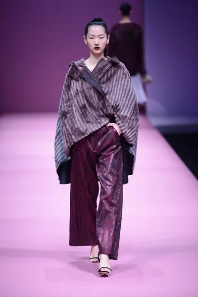 モデルは 中国ファッション週秋 2018 年北京 2018 日中に私ラ李纓でのファッションショーで新しい創造を表示します — ストック写真