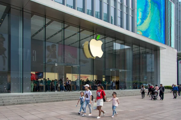 Πεζοί Περπατούν Πέρα Από Ένα Apple Store Φύλλο Του Λογότυπου — Φωτογραφία Αρχείου