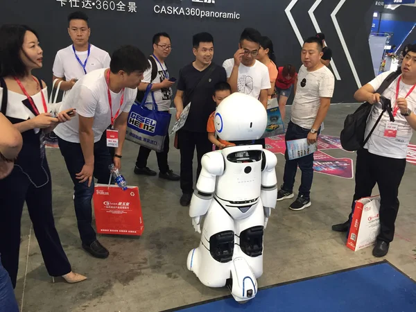 Los Visitantes Interactúan Con Robot Durante 16º Salón Internacional Posventa —  Fotos de Stock