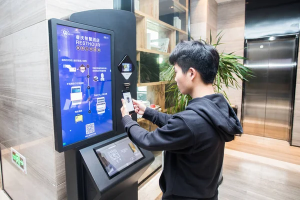 Een Chinese Man Zonder Zijn Identiteitskaart Hem Gebruikt Elektronische Identiteitskaart — Stockfoto