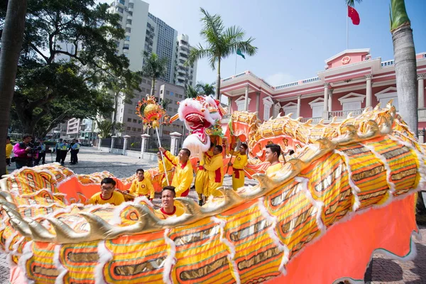 Des Artistes Interprètent Danse Dragon Lion Pour Célébrer Nouvel Lunaire — Photo