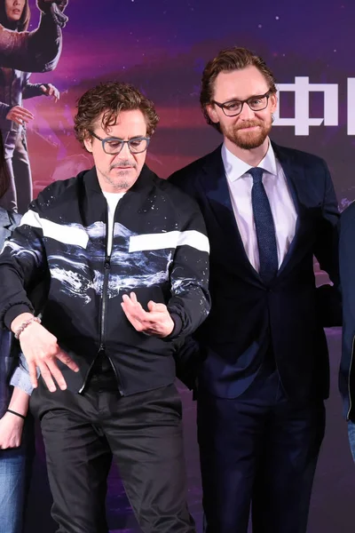 Actor Cantante Estadounidense Robert Downey Izquierda Actor Inglés Tom Hiddleston —  Fotos de Stock