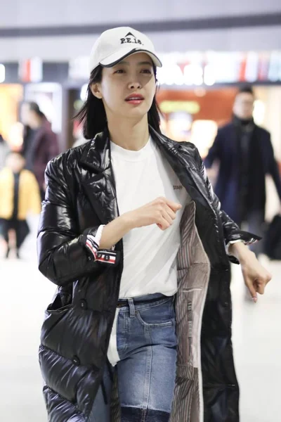 中国歌手兼女演员维多利亚 宋松或宋谦于2018年1月29日在中国上海虹桥国际机场合影 — 图库照片