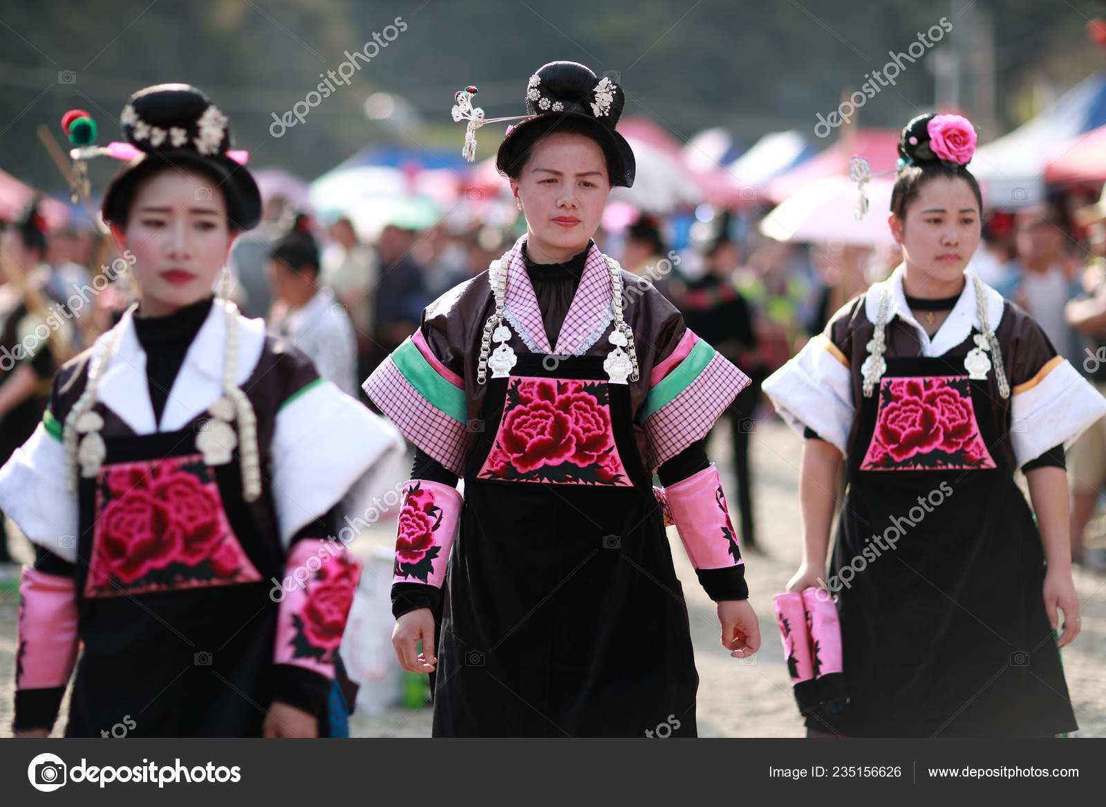 銀装飾の伝統的な服に身を包んだ少数民族ミャオ族の中国の女の子 銀装飾の伝統的な服に身を包んだ少数民族ミャオ族の中国の女の子