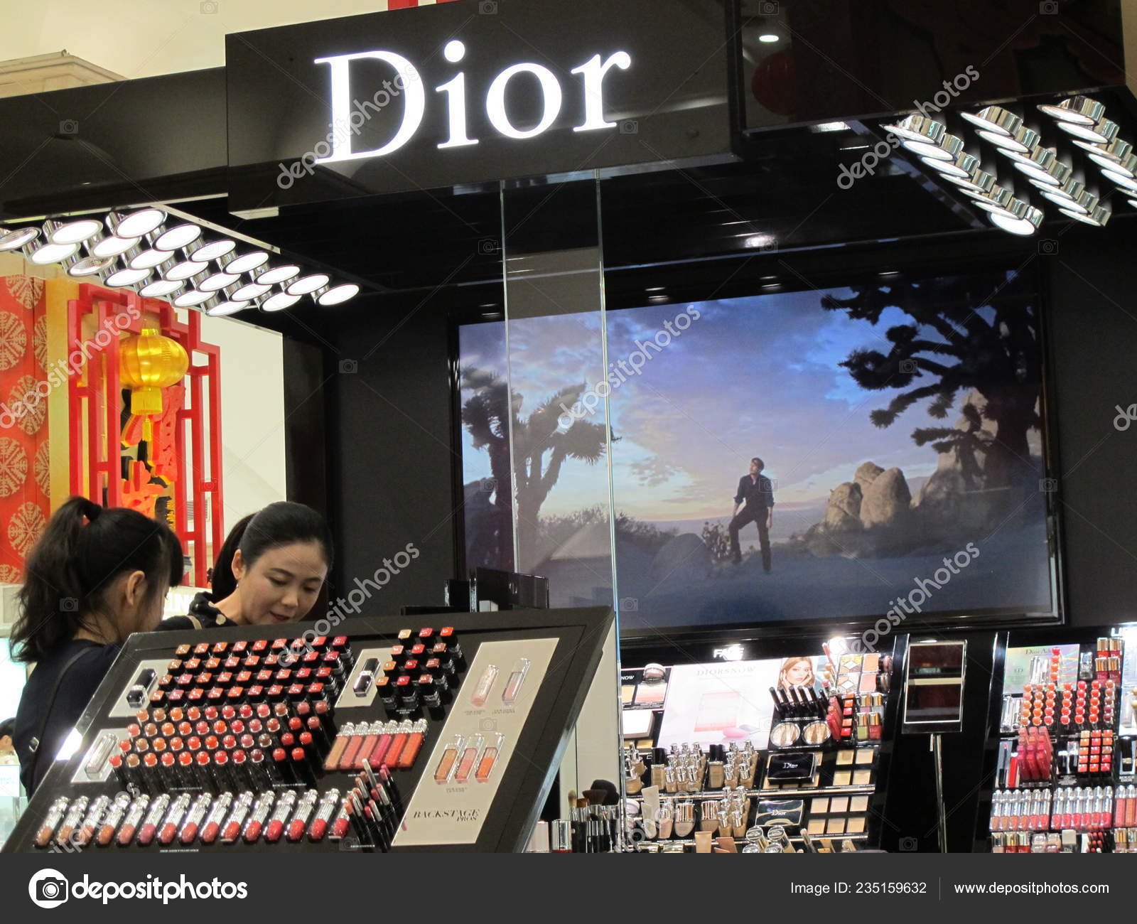 Customers Shop Cosmetics Store Dior Shanghai China March 2016