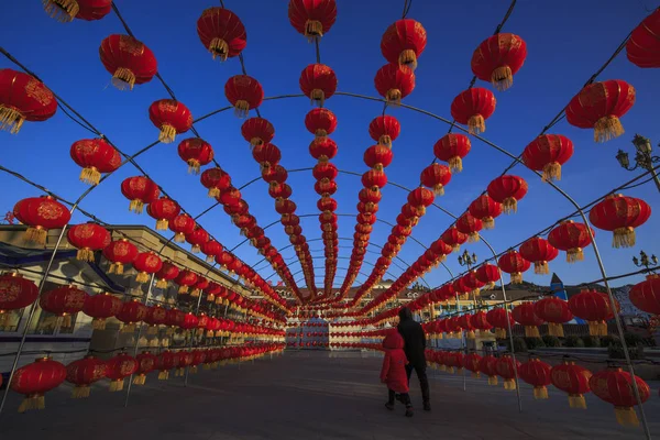 Les Gens Visitent Une Foire Aux Lanternes Pour Marquer Fête — Photo