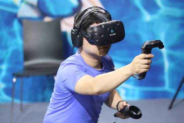 File Besökare Bär Ett Vive Virtual Reality Headset Med Matchande — Stockfoto