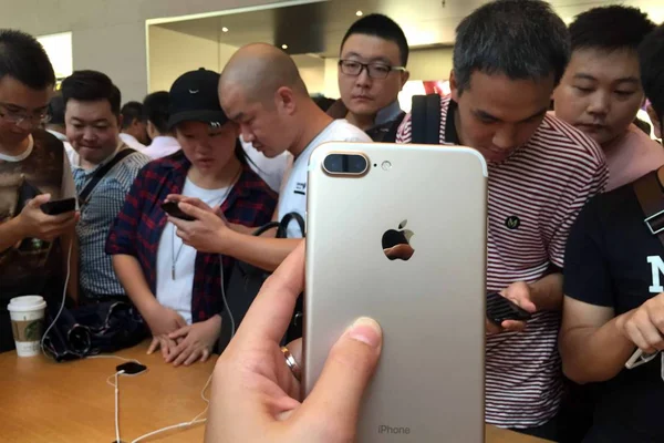 Клиент Показывает Свой Iphone Смартфон Apple Store Пешеходной Улице Нанкин — стоковое фото