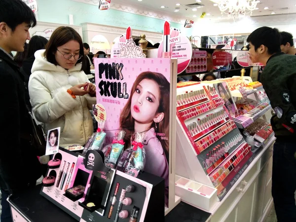 2016年11月28日 上海の韓国美容会社アモレパシフィックのエチュードハウスの店舗で化粧品を買い物する顧客 — ストック写真