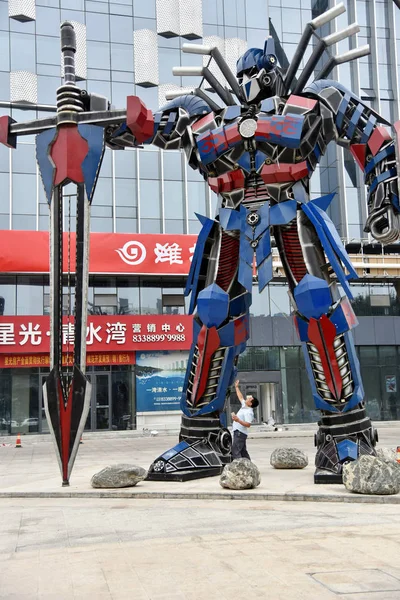 Chino Mira Una Réplica Optimus Prime Hecha Restos Automóviles Frente — Foto de Stock