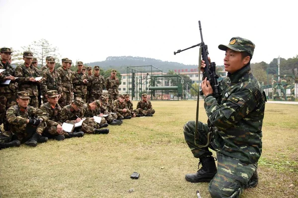 Seorang Kepala Pengebom Polisi Bersenjata Guangxi Mendemonstrasikan Sasaran Selama Pelatihan — Stok Foto