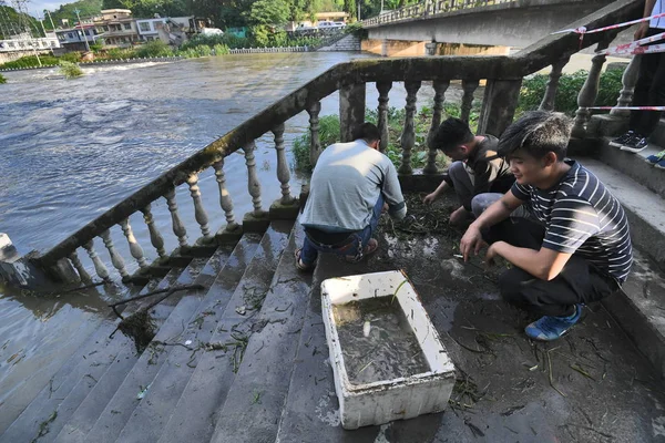 Residentes Locales Echan Red Para Atrapar Peces Largo Las Crecientes — Foto de Stock