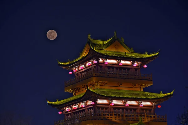 2018年1月31日 中国东部江苏省淮安市一座古老建筑与血 超级月亮 — 图库照片