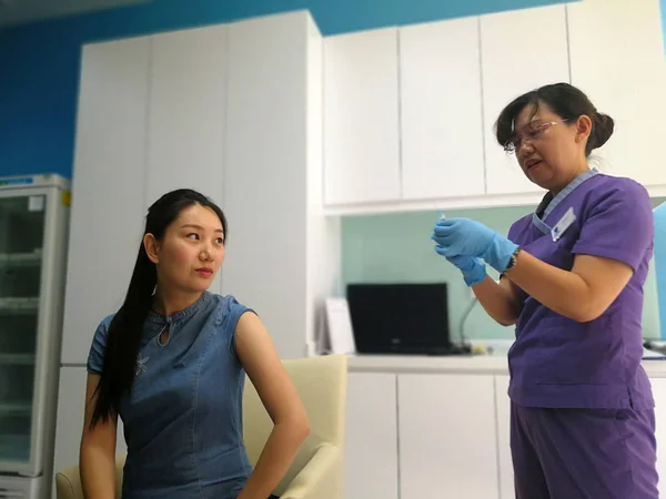 Una Mujer China Beijing Que Primera Receptora Vacuna Que Inoculó — Foto de Stock