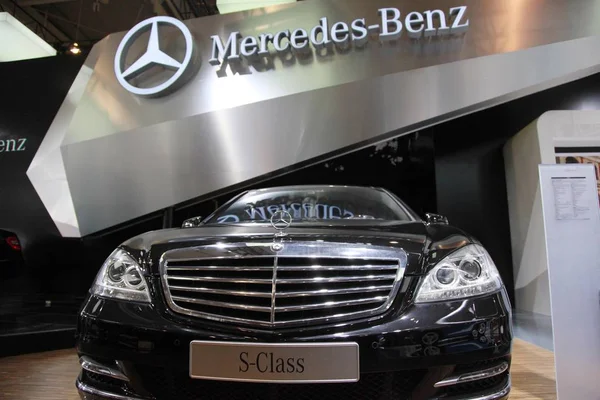Μια Mercedes Benz Class Της Daimler Είναι Στην Επίδειξη Κατά — Φωτογραφία Αρχείου